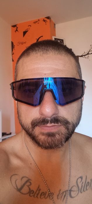 Продавам слънчеви очила