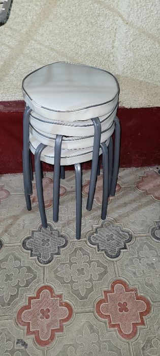 Продам стуля всего за 8000.