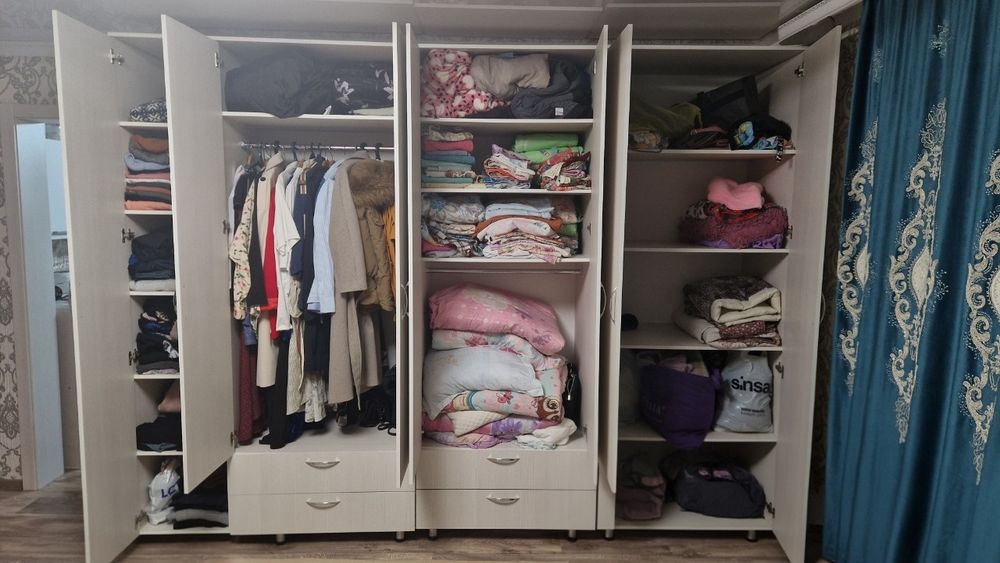 Продам 3 шкафа и тумбу