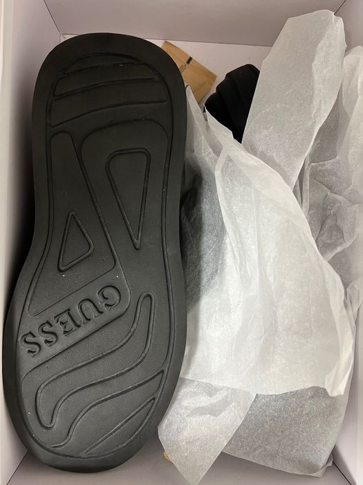 Обувки Guess нови