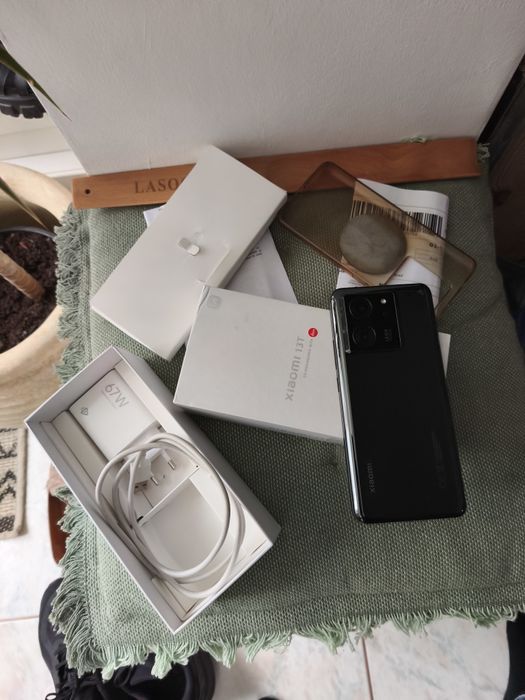 Xiaomi 13t cu cutie și încărcător 67W