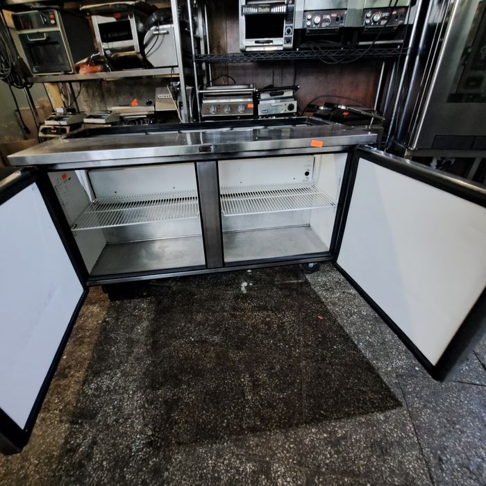 Хладилна маса с вграден салат бар TRUE