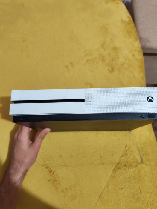 Vând Xbox one folosit+ 3 manete+ GTA fifa 25 și plus jocurile care mai sunt pe el