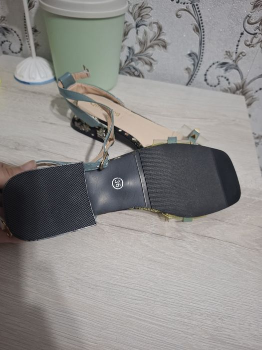 Продам новые босоножки