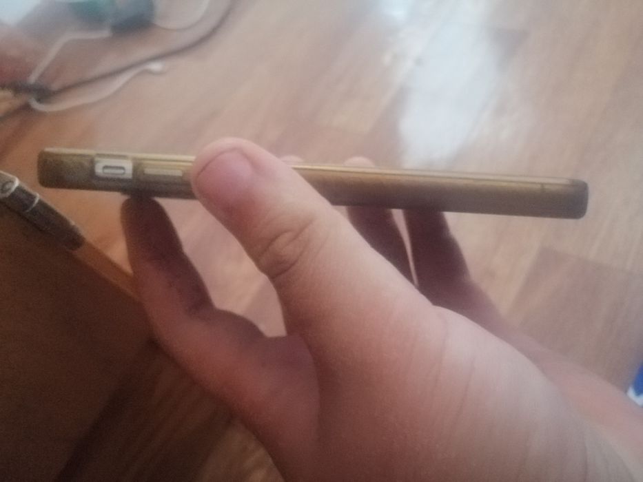 Vând iPhone xs și iPhone 7 la 170 de lei ambele telefoane funcționează perfect xs are sticla crăpata in rest totul e funcțional trebuie doar activate!