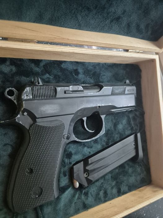 Machetă pistol (replică non-funcțională) – model tip CZ 75 compact