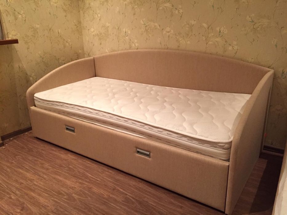 Кровать без матраса