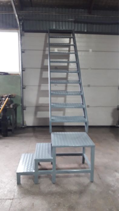 Scara metalica industriala cu platforma reglabila