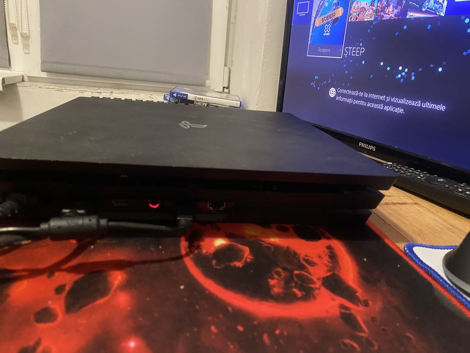 Ps 4 pro, cu doua joystickuri si 2 jocuri si un joc digital