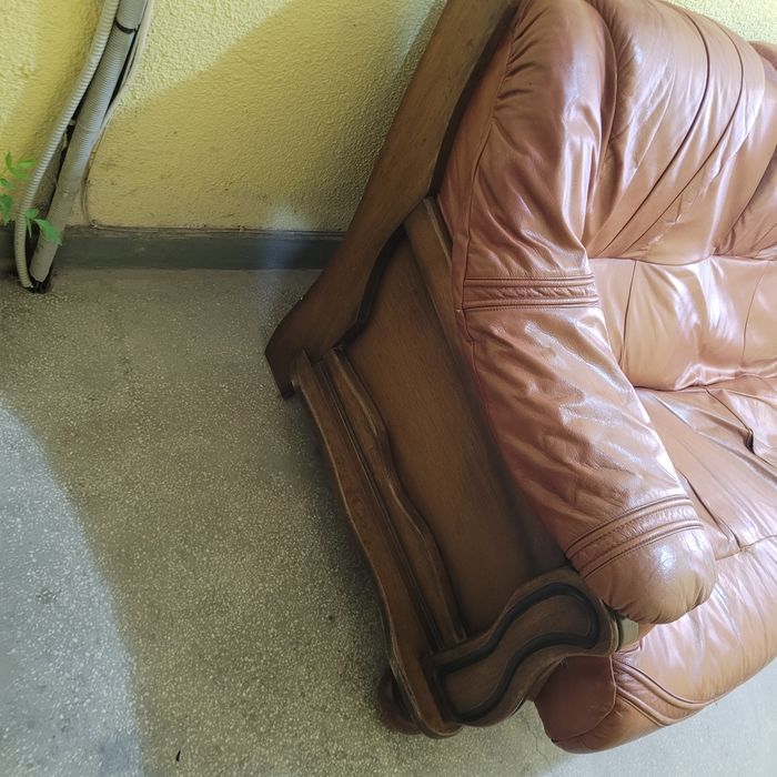 Кожен диван за вилата