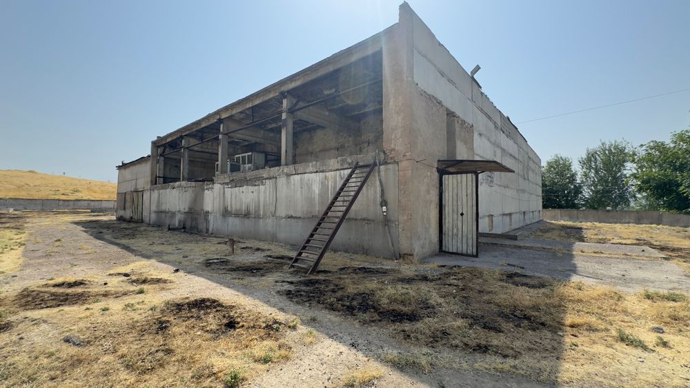 The factory space of 62,000 square meter with refrigerator for 500 ton