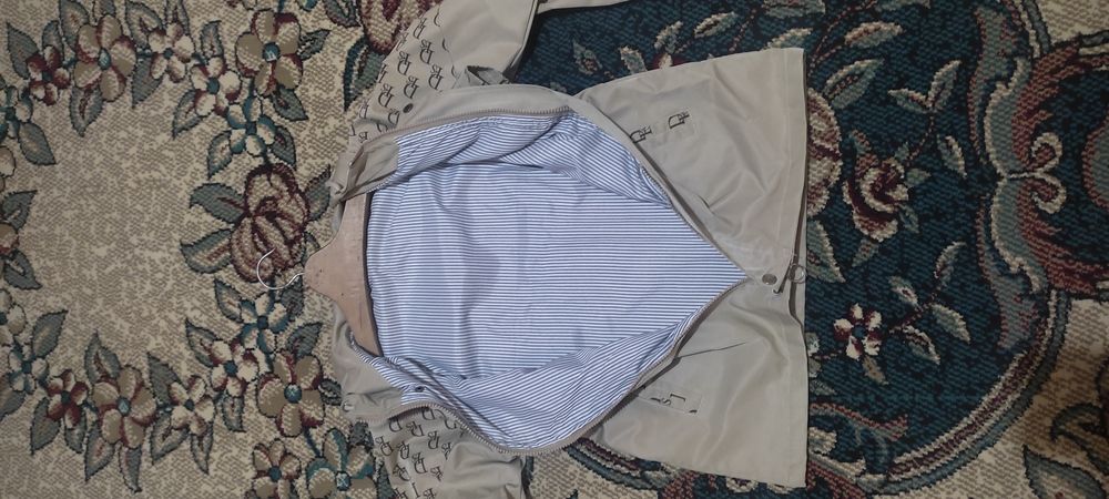 Куртка для девочек осень -весна хорошего качества.