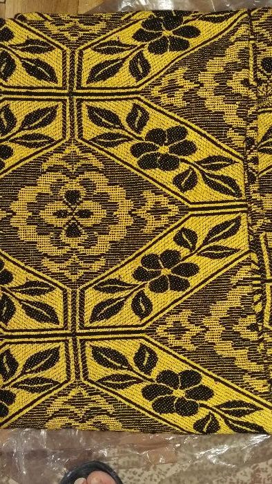Продавам покривка за легло жълто и черно.