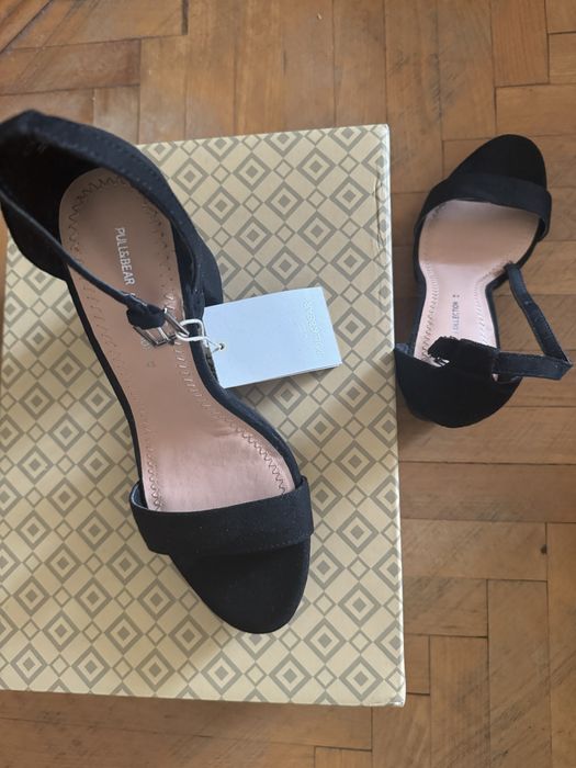 Велурени сандали на висок ток