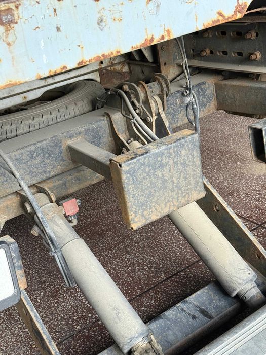 Boxa carosata cu lift hidraulic Dhollandia 750 KG