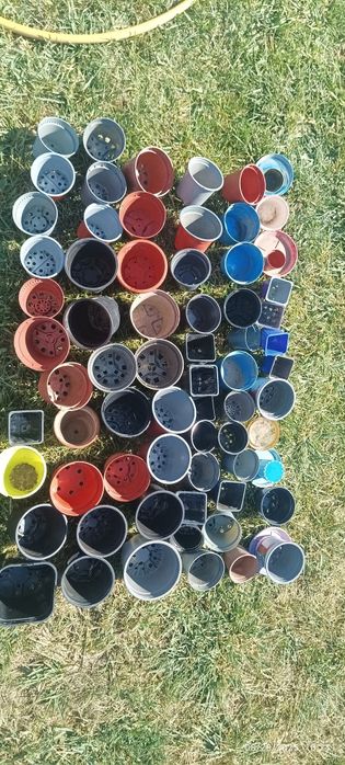 Продавам 90 бр. пластмасови саксии различни размери.