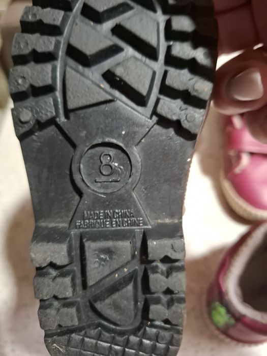 Продаются резиновые сапожки и ботиночки 24 разм и 25.