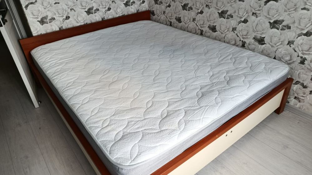 Продам двуспальную кровать