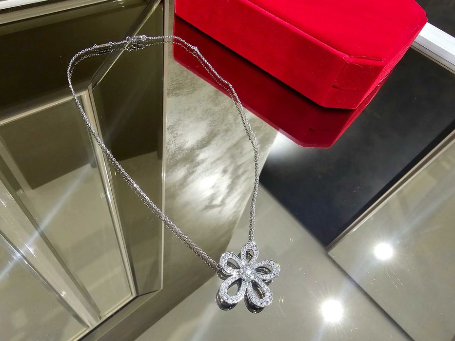 Van Cleef & Arpels VCA Silver Flowerlace Diamond Clover Дамско Колие