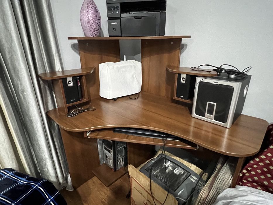 Срочно продам компьютерный стол