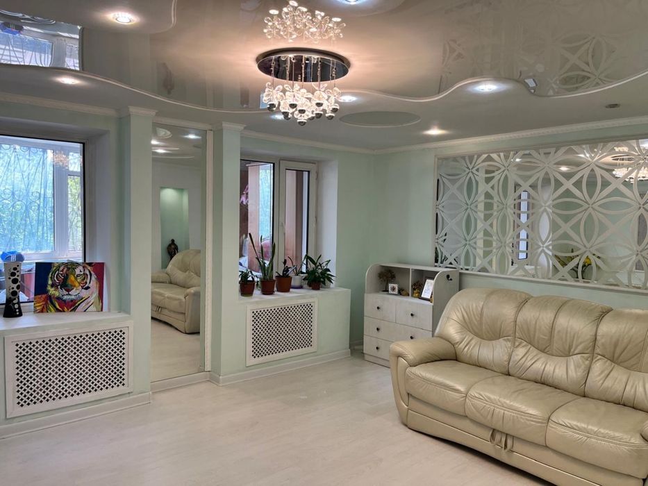 Диван кожаный для гостиной