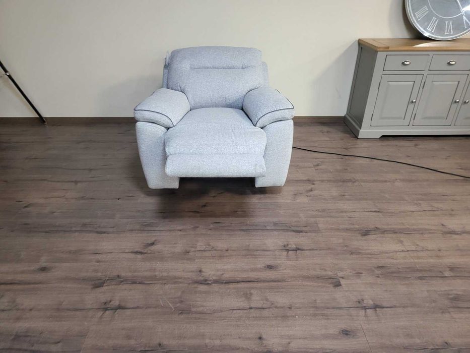 Светло сив фотьойл от плат с електрически релаксиращ механизъм