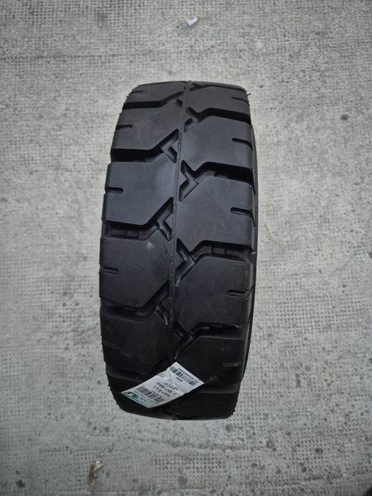 Vând 2buc 18 x 7 - 8 (180/70 - 8) BKT Maglift stivuitor