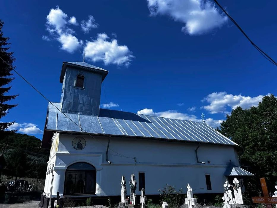 Vopsitor la tablă pe acoperiș