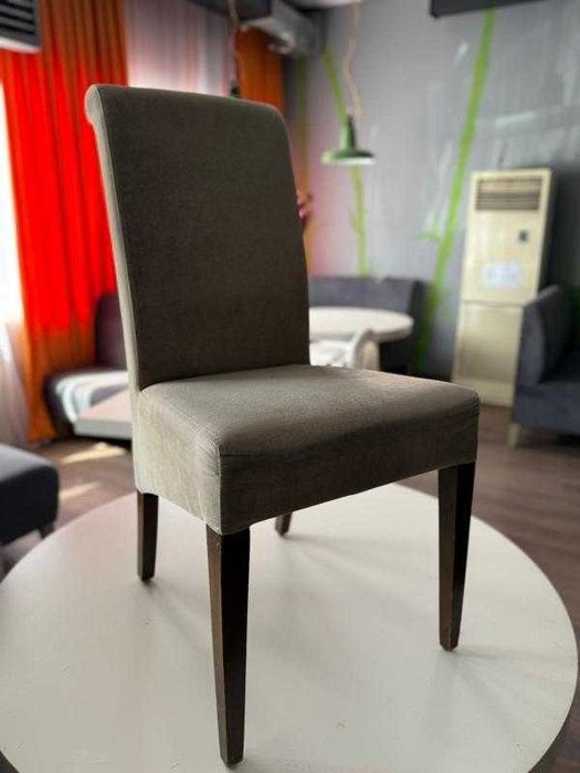 Стол. Стулья. Диван. Пицца пеш