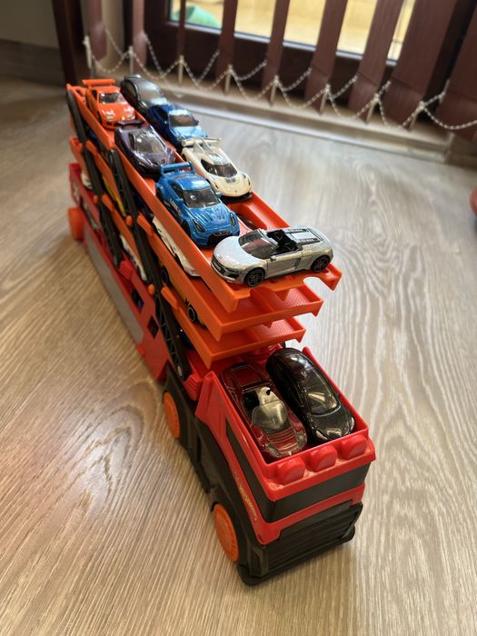 Hot Wheels комплект – камион + много коли