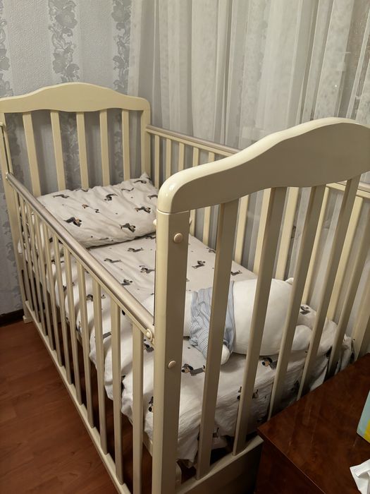 Кровать детская с маятником