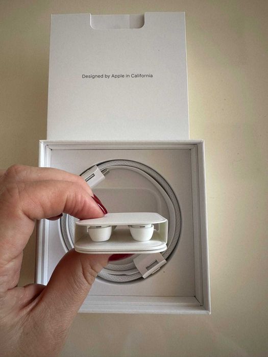 Apple AirPods Pro 2 cu carcasă MagSafe USB C noi - 600 lei