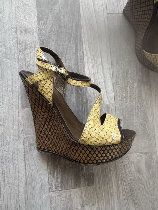 Продам босоножки на высокой платформе