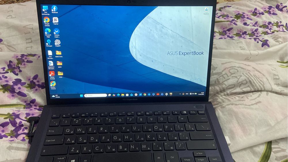 Ноутбук Asus Expert book новый месяц назад куплено
