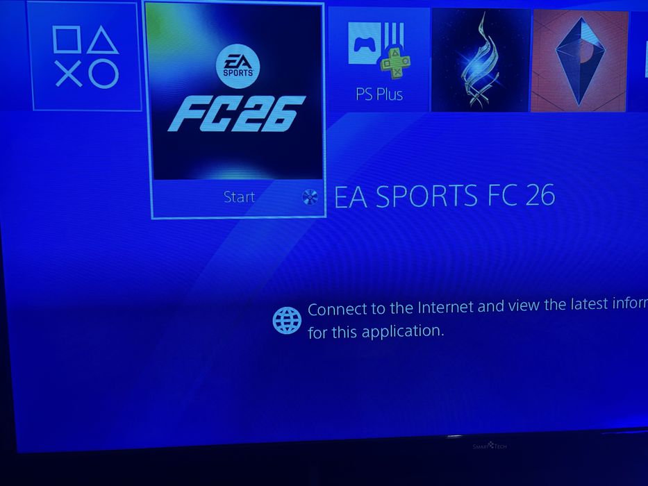 Playstation 4 + Два джойстика и три игри
