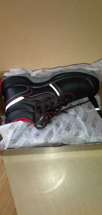 Нови  обувки с предпазно бомбе  39 номер