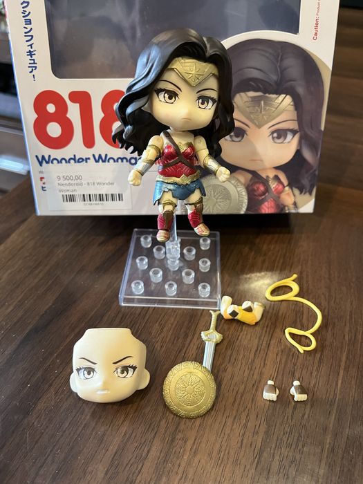 Аниме фигурки и значки