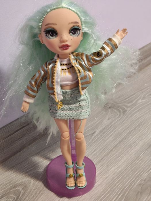 Păpuși Rainbow High și Monster High