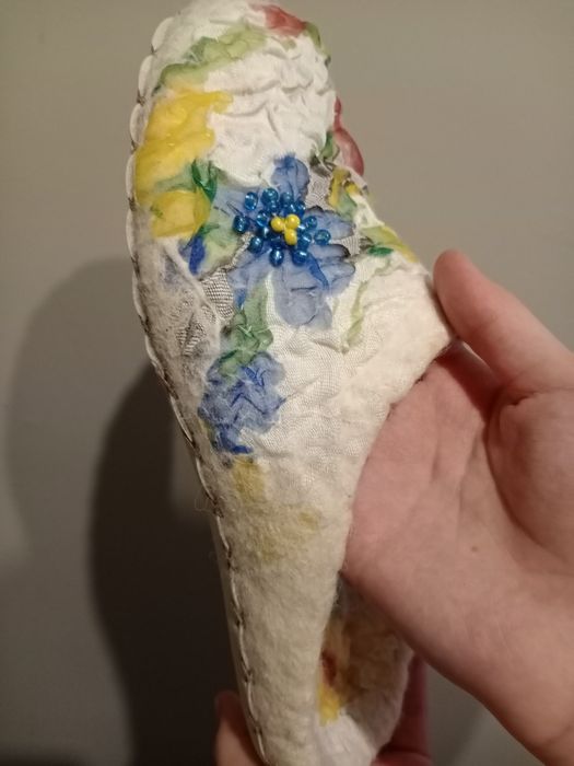 Продам  валяные из натуральной шерсти  тапки. Ручная работа.