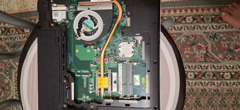 la vanzare laptopurile : functionale ...cititi  mentionarile
