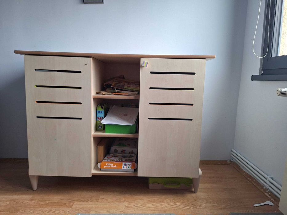 masa de infasat bebe / dulapior de haine