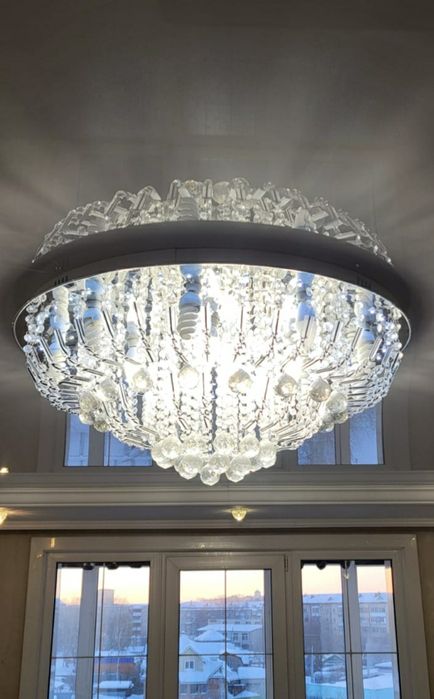 Люстра диаметр 80  и споты