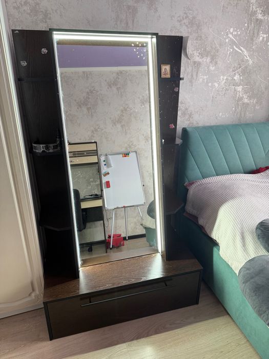 Продам рабочий стол, комод и зеркало