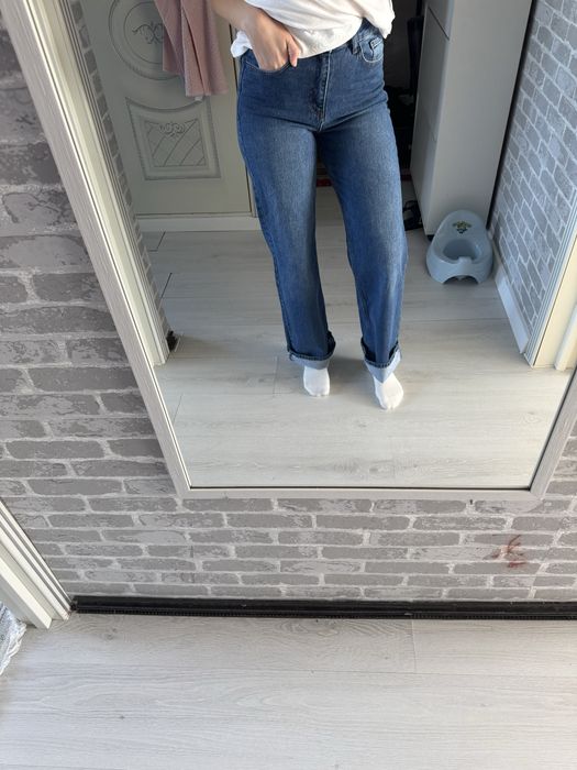 Джинсы насыщенно синего цвета