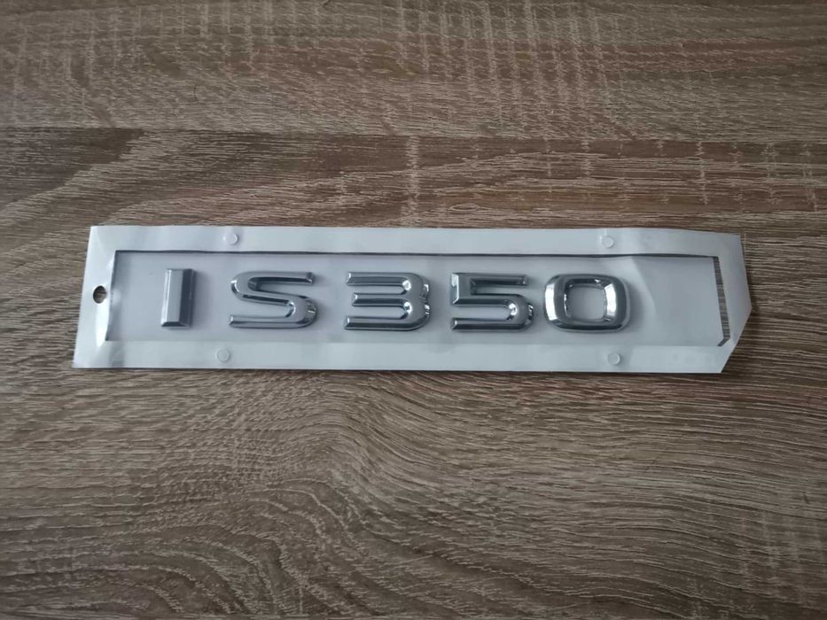 сребрист надпис Lexus IS 350