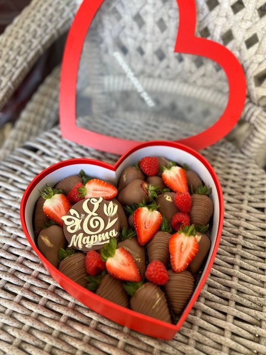 8 Mart uchun sovgalar Клубника в шоколаде