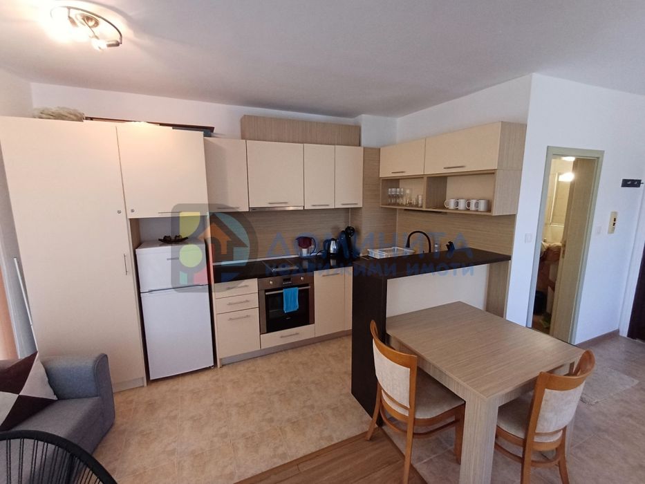 Просторен еднообемен апартамент на морския бряг.