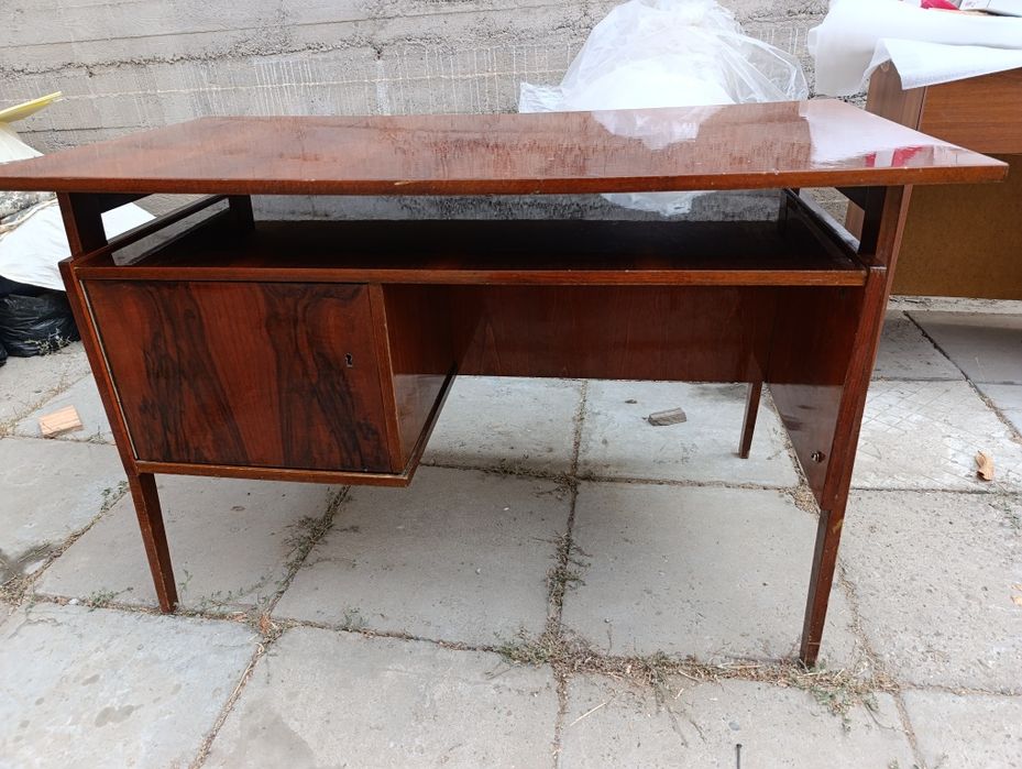 Стол письменный. Дерево. Румынский.