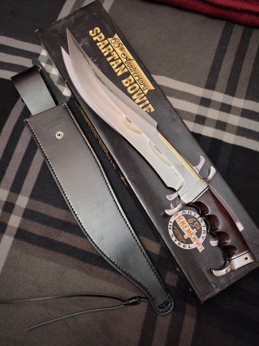 Огромен Spartan Bowie