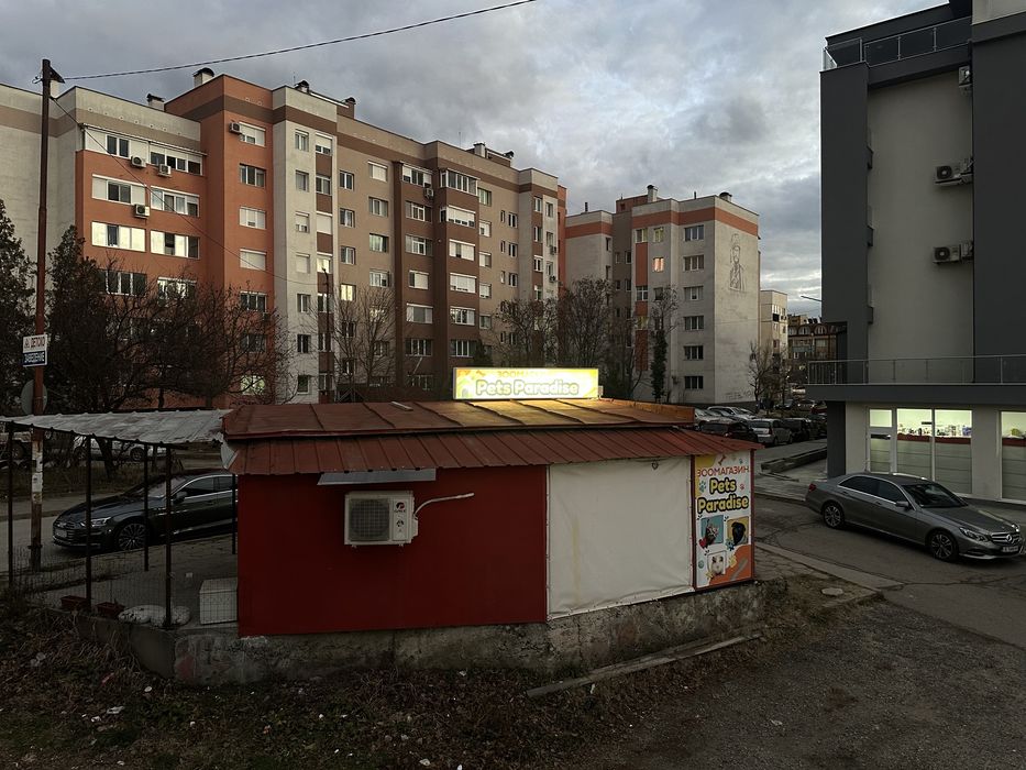 ПРОДАВА СЕ ИЛИ СЕ ДАВА ПОД НАЕМ - Търговско помещение на кръстовище